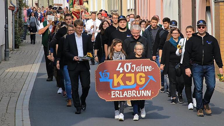 Mit einem Festumzug ging's zum Gemeindezentrum, wo das 40-jährige Bestehen der KJG Erlabrunn gefeiert wurde.