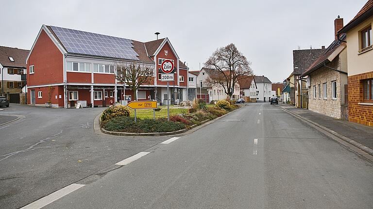 Im Rahmen der kompletten Sanierung der Kreisstraße, die durch Großeibstadt führt und für 2025 vorgesehen ist, könnte auch eine Dorfplatzneugestaltung erfolgen.