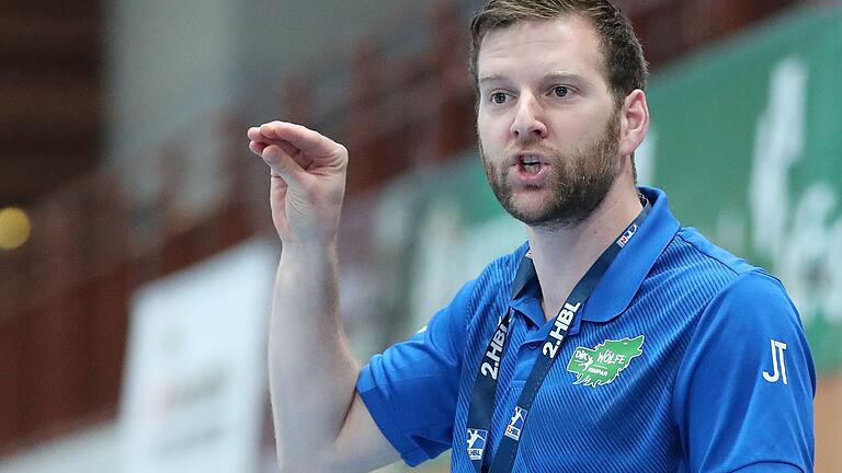 Trainer Julian Thomann von der DJK Rimpar Wölfe gibt Zeichen an seine Spieler. Die Zweitliga-Handballer befinden sich derzeit in der Vorbereitung auf die neue Saison.