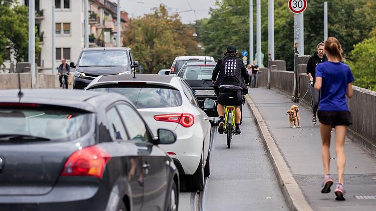 Zur Vorbereitung für die Taktverdichtung der Würzburger Straßenbahn sind umfangreiche Gleisbauarbeiten auch auf der Löwenbrücke (Archivbild) notwendig, die deshalb ab 4. August voll gesperrt ist. Zur Vorbereitung für die Taktverdichtung der Würzburger Straßenbahn sind umfangreiche Gleisbauarbeiten auch auf der Löwenbrücke (Archivbild) notwendig, die deshalb ab 4. August voll gesperrt ist.
