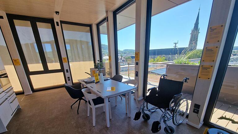 Verschiedene Stühle, Halterungen am Tisch und weitere kleine Helfer sind im Essbereich der Musterwohnung zu sehen.       -  Verschiedene Stühle, Halterungen am Tisch und weitere kleine Helfer sind im Essbereich der Musterwohnung zu sehen.
