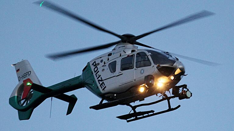 Auch ein Polizeihubschrauber kreiste am frühen Samstagmorgen über dem Altmain neben dem Festplatz in Sand am Main. Doch auch seine Wärmebildkamera entdeckte keine Person im Wasser. (Symbolfoto) Auch ein Polizeihubschrauber kreiste am frühen Samstagmorgen über dem Altmain neben dem Festplatz in Sand am Main. Doch auch seine Wärmebildkamera entdeckte keine Person im Wasser. (Symbolfoto)