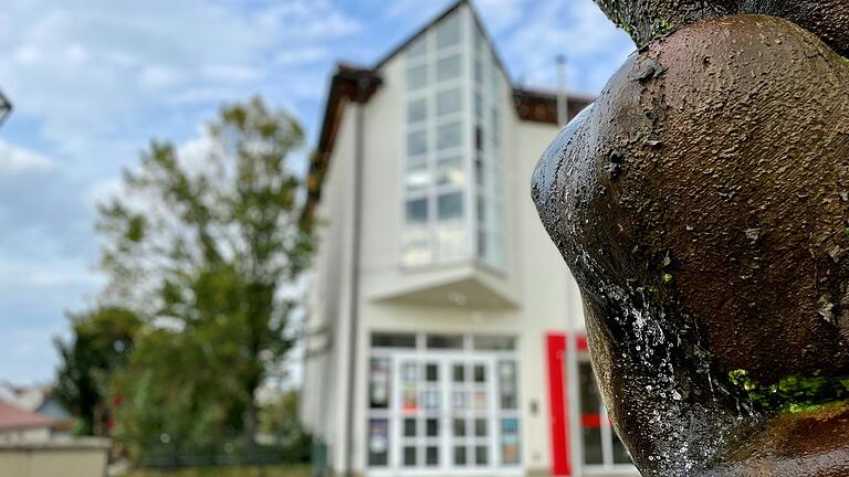Wie viel Wasser wird noch den Brunnen vor dem Knetzgauer Rats- und Kultursaal hinunterplätschern, ehe wieder Harmonie zwischen Bürgermeister und Gemeinderat einkehrt? Wie viel Wasser wird noch den Brunnen vor dem Knetzgauer Rats- und Kultursaal hinunterplätschern, ehe wieder Harmonie zwischen Bürgermeister und Gemeinderat einkehrt?