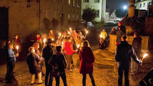 Beim Speiersbrunnen zwischen dem historischen Rathaus und der Alten Freyung offenbarte Monika Schraut den Auslöser der Hexenverfolgung, nämlich Missernte und Hunger in Zeil. Beim Speiersbrunnen zwischen dem historischen Rathaus und der Alten Freyung offenbarte Monika Schraut den Auslöser der Hexenverfolgung, nämlich Missernte und Hunger in Zeil.