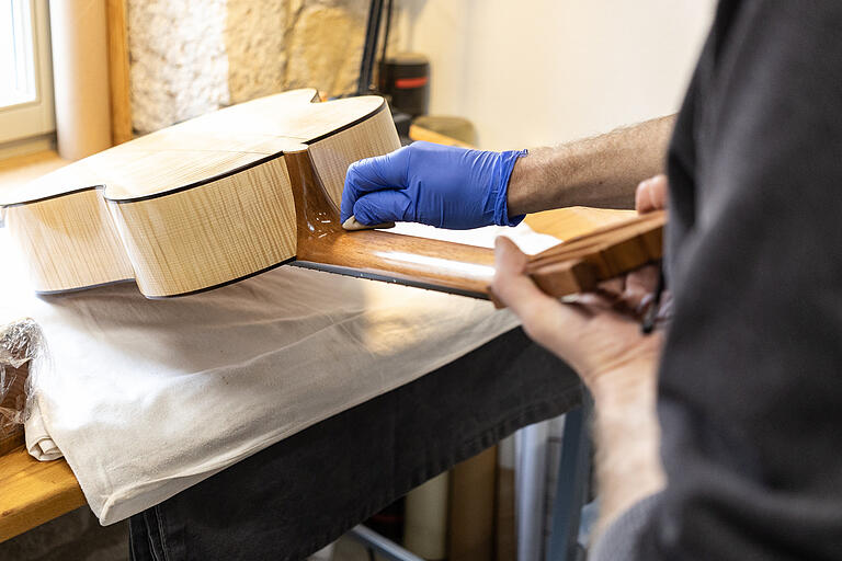 Rund einen Monat dauert es, bis die Schellackpolitur fertig ist. Viele Male wird die Gitarre eingerieben. Lange Trocknungsphasen und einige Zwischenschliffe sind nötig.