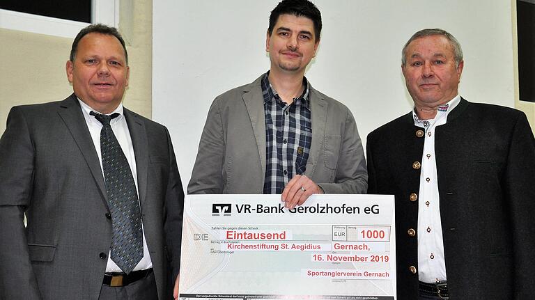 Eine großzügige Spende von 1000 Euro für die neuen Glocken übergeben die beiden Vorsitzenden des Sportanglervereins, Edwin Pohli und Thomas Eberlein an den Kirchenpfleger der Kirchenstiftung St. Aegidius, Michael Werner. Er dankt im Namen von Pfarrer Amrehn und der Kirchenstiftung Eine großzügige Spende von 1000 Euro für die neuen Glocken übergeben die beiden Vorsitzenden des Sportanglervereins, Edwin Pohli und Thomas Eberlein an den Kirchenpfleger der Kirchenstiftung St. Aegidius, Michael Werner. Er dankt im Namen von Pfarrer Amrehn und der Kirchenstiftung