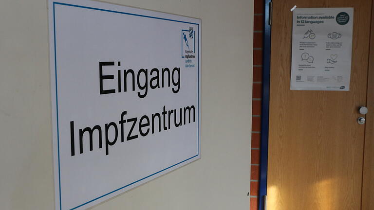 Auf die Öffnungszeiten des Impfzentrums in Lohr hat der teilweise Impfstopp vorerst keine Auswirkungen, teilt das Landratsamt mit.