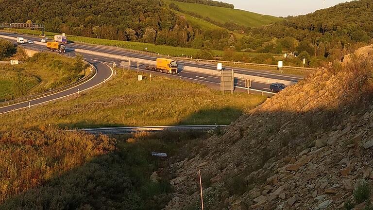 Lärmschutzwall oder Deponie für Erdaushub - die neuen Hügel (rechts) an der Autobahnanschlusstelle Randersacker sind in der Diskussion. Lärmschutzwall oder Deponie für Erdaushub - die neuen Hügel (rechts) an der Autobahnanschlusstelle Randersacker sind in der Diskussion. 
