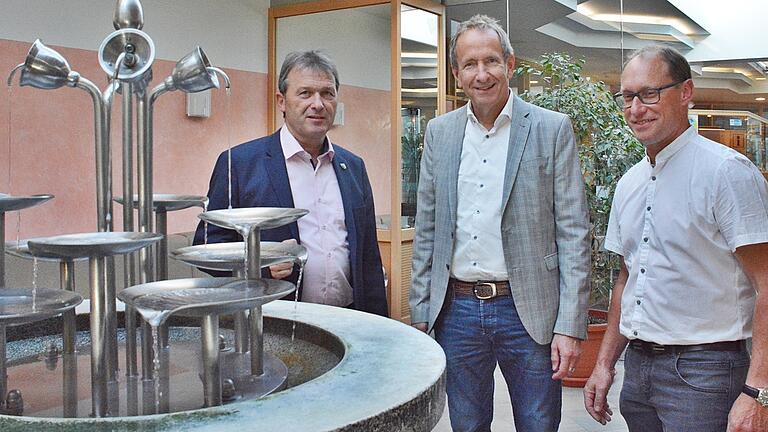 Am Dienstagabend fand eine erste Besprechung mit Interessierten der Livesendung zum Thema 'Trockenheit im Grabfeld' in der Frankentherme statt. Bürgermeister Thomas Helbling, Vorsitzender im Wasserzweckverband Nord und sein Stellvertreter im Wasserzweckverband, Bürgermeister Gerd Jäger, im Gespräch mit dem Moderator der BR Sendung Tilman Schöberl am Brunnen der Frankentherme. Am Dienstagabend fand eine erste Besprechung mit Interessierten der Livesendung zum Thema 'Trockenheit im Grabfeld' in der Frankentherme statt. Bürgermeister Thomas Helbling, Vorsitzender im Wasserzweckverband Nord und sein Stellvertreter im Wasserzweckverband, Bürgermeister Gerd Jäger, im Gespräch mit dem Moderator der BR Sendung Tilman Schöberl am Brunnen der Frankentherme.