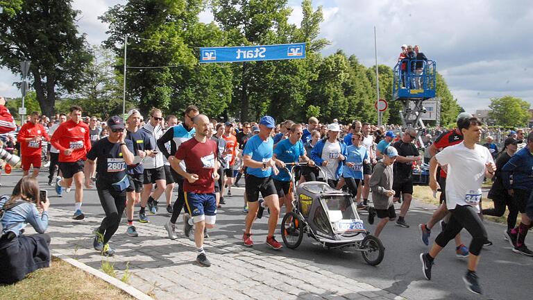 Beim VR-Bank-Bonuslauf sind Jung und Alt auf den Beinen. Beim VR-Bank-Bonuslauf sind Jung und Alt auf den Beinen.