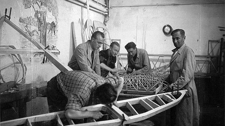 Im Keller der Pestalozzischule wurde 1950 mit dem Bau des Schulgleiters SG 38 begonnen. Im Keller der Pestalozzischule wurde 1950 mit dem Bau des Schulgleiters SG 38 begonnen.