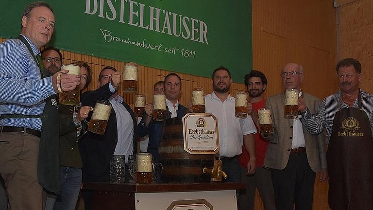 Auf einen guten Verlauf der Königshöfer Messe stießen Bürgermeister Thomas Maertens (links) und Festwirt Hans-Peter Küffner (rechts) mit Vertretern der Distelhäuser Brauerei und der Herbsthäuser Brauerei an.