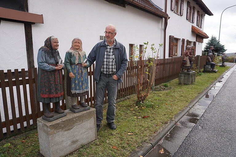 Die zwei Stangenröther Frauen beim Kirchgang hat Herbert Holzheimer aufwendig bemalt.