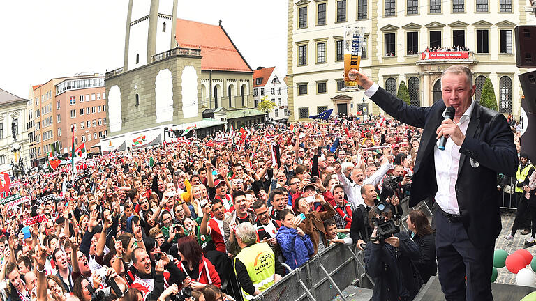 DSC_6901.jpeg       -  Auf dem Rathausbalkon feierte der FC Augsburg (rechts Sportgeschäftsführer Stefan Reuter) den Einzug in den Europapokal, den er in Mönchengladbach perfekt gemacht hatte.