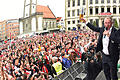 DSC_6901.jpeg       -  Auf dem Rathausbalkon feierte der FC Augsburg (rechts Sportgeschäftsführer Stefan Reuter) den Einzug in den Europapokal, den er in Mönchengladbach perfekt gemacht hatte.