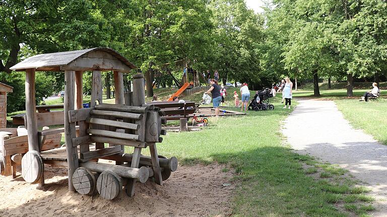 Die Holzeisenbahn neben dem Weg zum Spielplatz Buchbrunn lieben die Kinder besonders.&nbsp;