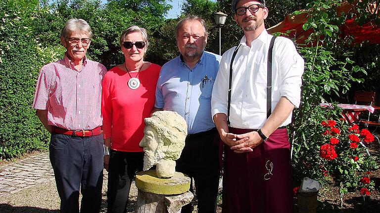 Firmen & Fakten - Zur Neueröffnung der Gaststätte Fränkischer Hof in Marktbreit wünschte der Bürgermeister einen geschäftlichen Erfolg. Im Bild von links: Günter und Eva Maria Ernst, Bürgermeister Erich Hegwein und Sebastian Ernst. Firmen & Fakten - Zur Neueröffnung der Gaststätte Fränkischer Hof in Marktbreit wünschte der Bürgermeister einen geschäftlichen Erfolg. Im Bild von links: Günter und Eva Maria Ernst, Bürgermeister Erich Hegwein und Sebastian Ernst.