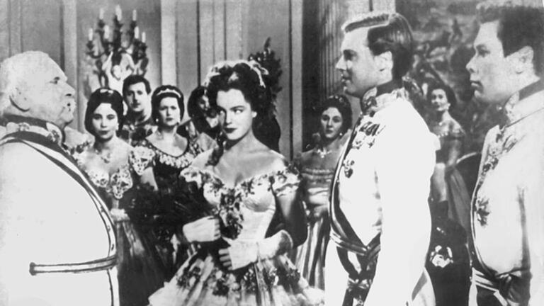 Das undatierte Szenenbild zeigt die österreichische Schauspielerin Romy Schneider als Kaiserin Elisabeth (M) und den deutsch-österreichischen Theater- und Filmschauspieler Karlheinz Böhm als ihr Gatte Kaiser Franz Joseph von Österreich (2.v.r.) in einer Szene der 'Sisi'-Filmtrilogie.