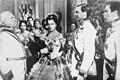 Das undatierte Szenenbild zeigt die österreichische Schauspielerin Romy Schneider als Kaiserin Elisabeth (M) und den deutsch-österreichischen Theater- und Filmschauspieler Karlheinz Böhm als ihr Gatte Kaiser Franz Joseph von Österreich (2.v.r.) in einer Szene der 'Sisi'-Filmtrilogie.