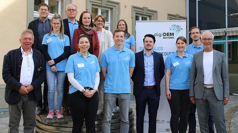 Experten des digiDEM führten in Rhön-Grabfeld Demenz-Screenings durch. Mit im Bild sind Manfred Markert (3. Bürgermeister Bischofsheim), Thomas Bruckmüller (Behindertenbeauftragter), Carolin Endres (Quartiersmanagerin Bad Neustadt), Sabine Wenzel-Geier (Pflegestützpunkt-Leiterin), Manuel Kalla (Regierungsrat) sowie Dr. Roland Köth (3. Bürgermeister Bad Königshofen).