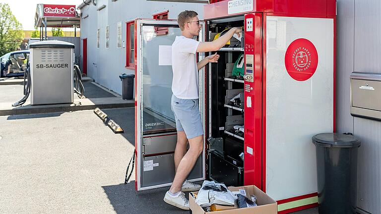 In Veitshöchheim befüllt Oliver Fieder den von ihm betriebenen Secret-Pack-Automat. In Veitshöchheim befüllt Oliver Fieder den von ihm betriebenen Secret-Pack-Automat.