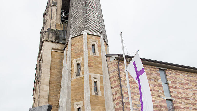 Regionalbischöfin Gisela Bornowski enthüllte die Tafel, auf der erklärt steht, warum die Kirche St. Johannis ein Mahnmal für den Frieden sei: Aus den Trümmern des Krieges sei sie wiederaufgebaut worden. 'Durch den alten Turm führt der Weg in die neu aufgebaute Kirche hinein. So wird uns die Kirche zum Mahnmal für den Frieden.' Nur der alte Turm hatte den Angriff vom 16. März 1945 überstanden. Er wurde in den Neubau integriert.