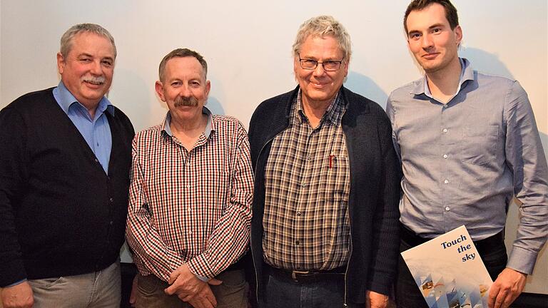 Die geehrten Fluglehrer zusammen mit dem ersten Vorsitzenden Udo Winterstein: (von links) Udo Winterstein, Roland Schleyer, Martin Hansen und Andreas Alin.