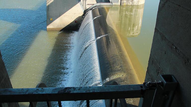 Schon bald während des Versuchs läuft weider Wasser über die Wehrtrommel.