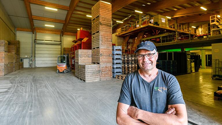Der Bio-Landwirt und Unternehmer Thomas Schwab ließ die 2012 komplett abgebrannte Halle in Remlingen (Lkr. Würzburg) nahezu eins zu eins wieder aufbauen. Heute lagern dort wieder Möhren, Kartoffeln und Zwiebeln. Der Bio-Landwirt und Unternehmer Thomas Schwab ließ die 2012 komplett abgebrannte Halle in Remlingen (Lkr. Würzburg) nahezu eins zu eins wieder aufbauen. Heute lagern dort wieder Möhren, Kartoffeln und Zwiebeln.