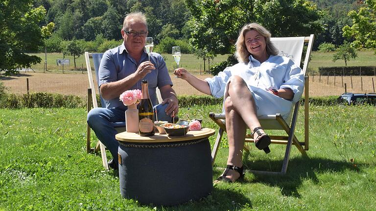 Im Liegestuhl liegen, Wein und Tapas genießen. Das ist bei Thomas und Ingrid Behringer in Abtswind möglich.