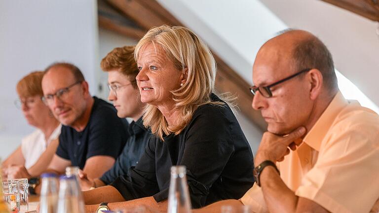 Auf einer Pressekonferenz informierten Bürgermeisterin Anette Schmidt (Mitte) und&nbsp;Michael Haas, Kommunalamtsleiter des Landratsamts, über die anstehende Neuwahl in Tauberbischofsheim.