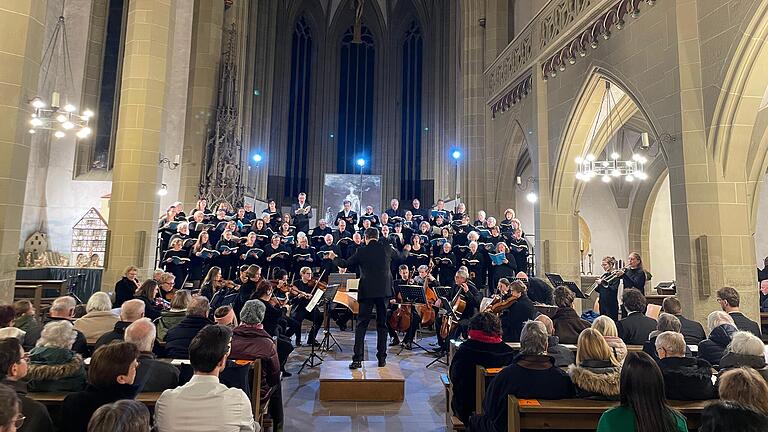 Christian Stegmann eröffnete mit seinem Chor das Kirchenjahr mit dem Messias von Georg F. Händel.