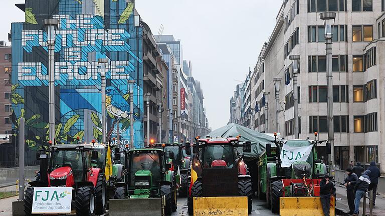 Treffen der EU-Landwirtschaftsminister - Proteste.jpeg       -  Protest zeigt Wirkung: Traktoren blockierten in den letzten Wochen immer wieder wichtige Straßen in Brüssel. Nun wollen die Regierungschefs die Landwirte entlasten.