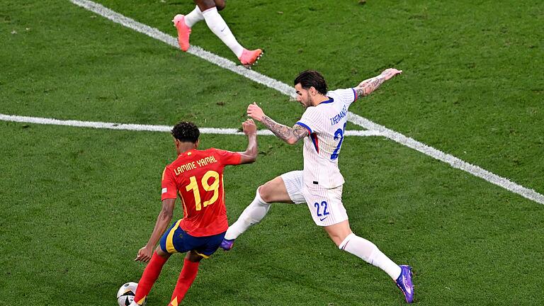 Euro 2024: Spanien - Frankreich       -  Spaniens Lamine Yamal (l) kürt sich zum jüngsten Torschützen einer EM.