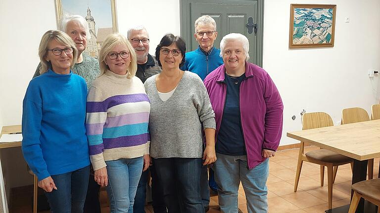 Auf dem Foto Vorsitzende Annette Rahm, Traudi Wiesler, stv. Vorsitzende Jutta Göhler, Volkmar Sarre`, Elsbeth Hachenberg, Erich Heinrich, Sabine Dresel.