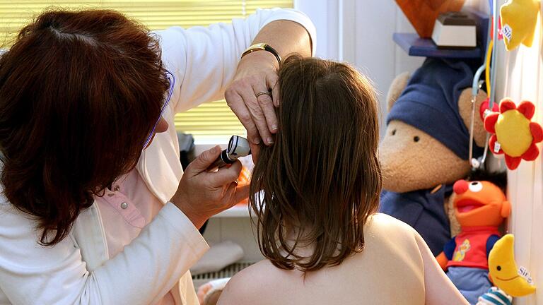 Rotznasen, Husten und Fieber haben nicht nur bei Kindern derzeit Hochkonjunktur. Auch in Würzburg sind die Wartezimmer der Mediziner oft brechend voll – und das, obwohl statistisch gesehen eine Überversorgung mit Kinderärzten besteht. Rotznasen, Husten und Fieber haben nicht nur bei Kindern derzeit Hochkonjunktur. Auch in Würzburg sind die Wartezimmer der Mediziner oft brechend voll – und das, obwohl statistisch gesehen eine Überversorgung mit Kinderärzten besteht.