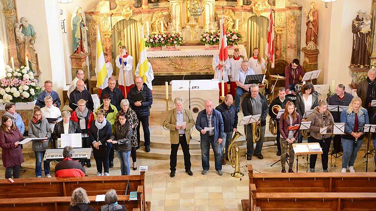 Musikalische Maiandacht anlässlich 60 Jahre Mariensäule in Frankenwinheim. Im Bild singen Viktor Hämmerlein und Hans Strasser (Bildmitte von links) die Grüssauer Marienrufe.