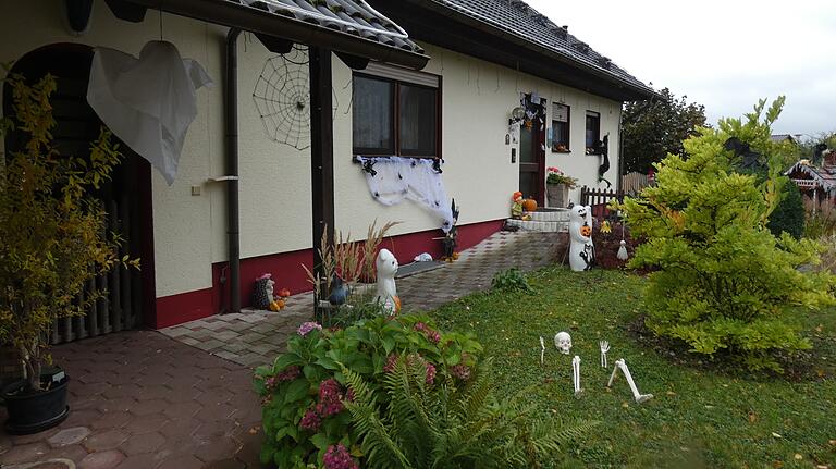 Allerlei Gruseliges ist vor dem Anwesen von Peter und Evi Mack zu finden. Allerlei Gruseliges ist vor dem Anwesen von Peter und Evi Mack zu finden.