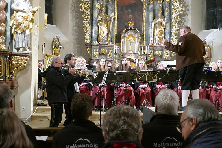 Julian Erhard und Paul Pfitzmaier eröffneten als Solisten gemeinsam mit Andreas Türk und Patrick Weisenseel (auf der Orgelempore) das Weihnachtskonzert der Oberstreuer Musikkapelle.