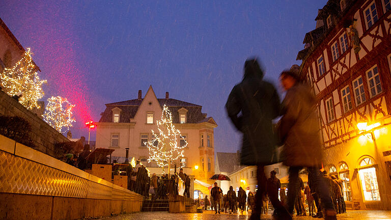 Der Ochsenfurter Weihnachtsmarkt bot ein Programm für die ganze Familie bei abendlichen Schneefall am Samstag, 10. Dezember 2022.