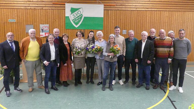 Ehrungen standen beim SV Oberwerrn an (von links): Werner Graml (bisheriger Vereinsehrenamtsbeauftragter, Berthold Siegmann (70 Jahre Mitglied), Hans-Peter Pfeuffer (50 Jahre),&nbsp; Peter Wenzel (Ehrenvorsitzender), Bürgermeisterin Bettina Bärmann, Margarete Heusinger (40 Jahre ),&nbsp; Melanie Wiederer (25 Jahre), Hildegard Lösch, Katja Emmert, Christian Kneuer und Rupert Stangl (alle 40 Jahre), Rainer Fuchs (60 Jahre), Zweiter Bürgermeister Thomas Wohlfahrt sowie die Vorstandsmitglieder Gerd Engert, Klaus Theobald und Martin Madei.