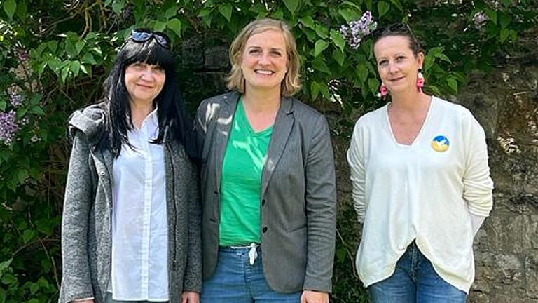 Maryna Volhina steht vom 8. bis 17. Mai mit Steffi Wierlemann und der Vorsitzenden des Helferkreis Ukraine Michelle Orend (von links) und vielen ukrainischen und einheimischen Helferinnen für die Spendenannahme bereit.