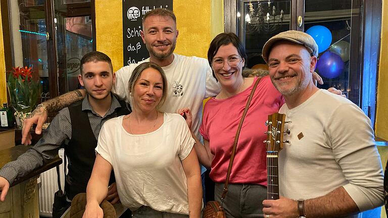 Gelungene Eröffnung der 'Lupos Lounge' mit (von links) Mitarbeiter Sami Hasoun, Anna Fultz und Wirt 'Lupo' Cimke sowie dem Duo 'Famos' mit Conny Morath und Stephan Schmitt. Gelungene Eröffnung der 'Lupos Lounge' mit (von links) Mitarbeiter Sami Hasoun, Anna Fultz und Wirt 'Lupo' Cimke sowie dem Duo 'Famos' mit Conny Morath und Stephan Schmitt.