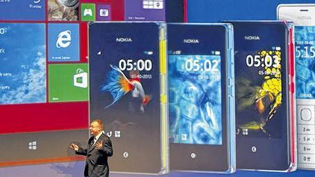 Spätzünder: Nokia-Chef Stephen Elop bei der Vorstellung neuer Nokia-Produkte in Abu Dhabi. Dreieinhalb Jahre nach der Vorstellung des ersten iPad-Modells wagt sich Nokia in den Tablet-Markt vor.AFP