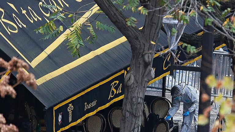 Ein Jahr nach den Pariser Terroranschlägen       -  Ein Kriminaltechniker steht auf der Terrasse des Konzertsaals Bataclan in Paris. Bei den Anschlägen von Paris am 13. November 2015 starben hier 91 Menschen.