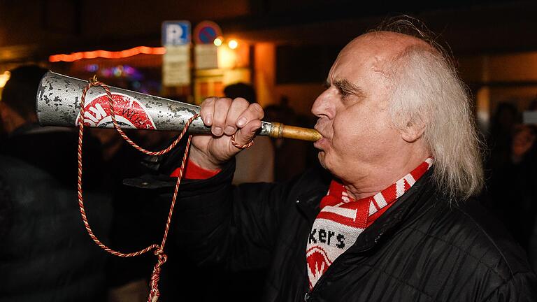 Mit Schal und Tröte: Rainer Adam verfolgt noch immer die Kickers-Spiele. Mit Schal und Tröte: Rainer Adam verfolgt noch immer die Kickers-Spiele.