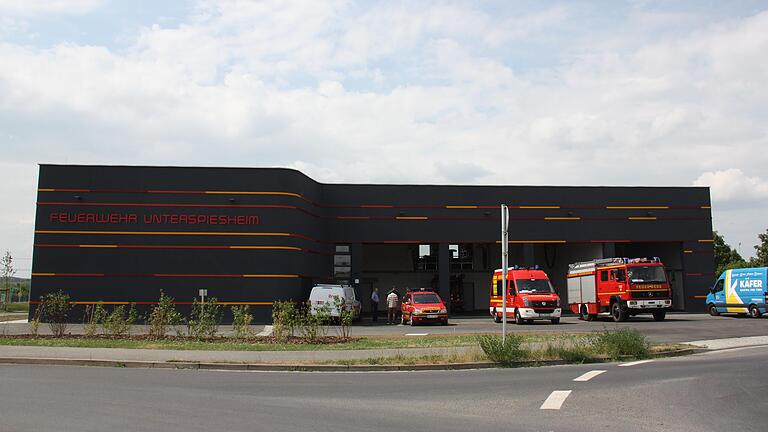 Das neue Gerätehaus der Feuerwehr Unterspiesheim steht verkehrsgünstig gelegen am südlichen Ortsrand, direkt am Kreisverkehr. Das neue Gerätehaus der Feuerwehr Unterspiesheim steht verkehrsgünstig gelegen am südlichen Ortsrand, direkt am Kreisverkehr.