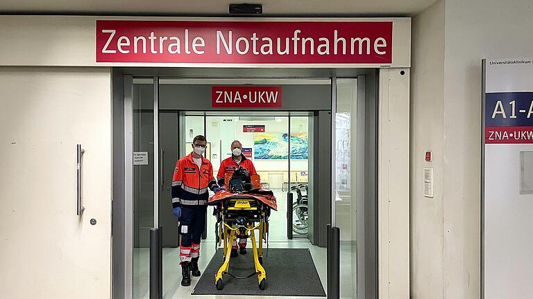 In der Notaufnahme der Uniklinik geben die Rettungskräfte ihre Patienten ab. Was aus den Menschen wird, erfahren sie nicht. In der Notaufnahme der Uniklinik geben die Rettungskräfte ihre Patienten ab. Was aus den Menschen wird, erfahren sie nicht.