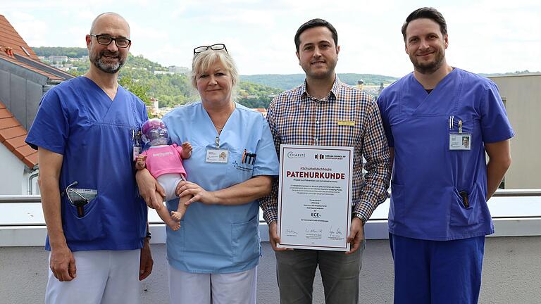 Der Chefarzt der Klinik für Kinder- und Jugendmedizin Dr. Christian Willaschek (links) mit dem leitenden Oberarzt der Klinik für Gynäkologie und Geburtshilfe des Caritas-Krankenhauses Dr. Sönke Ebert (rechts) und der stellvertretenden Stationsleitung der Station B2 Regina Wittmann bei der Übergabe der Spende durch den Center Manager der Stadtgalerie Heilbronn Tahir Yilmaz.