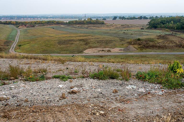 Im Nordosten des zwölf Hektar großen Geländes der Kreismülldeponie Rothmühle soll der zweite Bauabschnitt mit der Erweiterung realisiert werden. Im Nordosten des zwölf Hektar großen Geländes der Kreismülldeponie Rothmühle soll der zweite Bauabschnitt mit der Erweiterung realisiert werden.